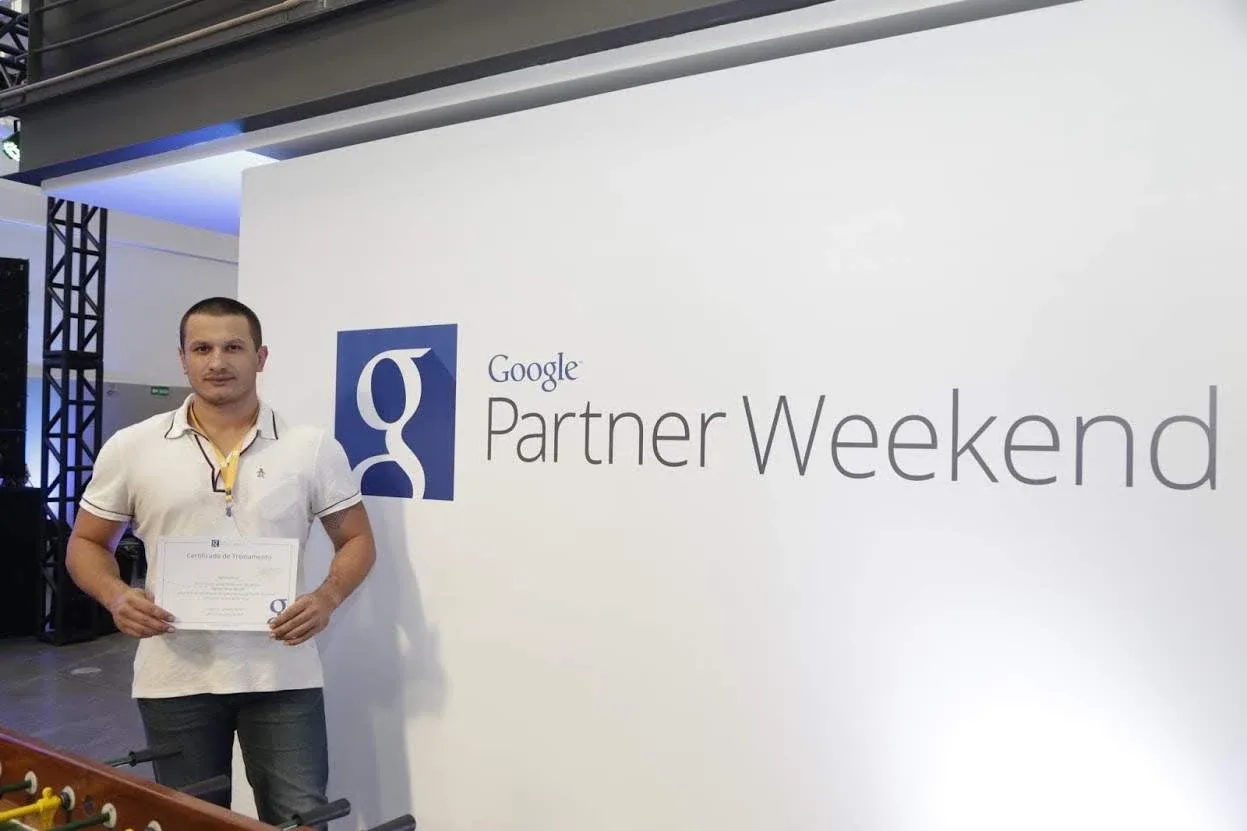 Raphael Rizzo no Google Partner Weekend, com certificado de treinamento