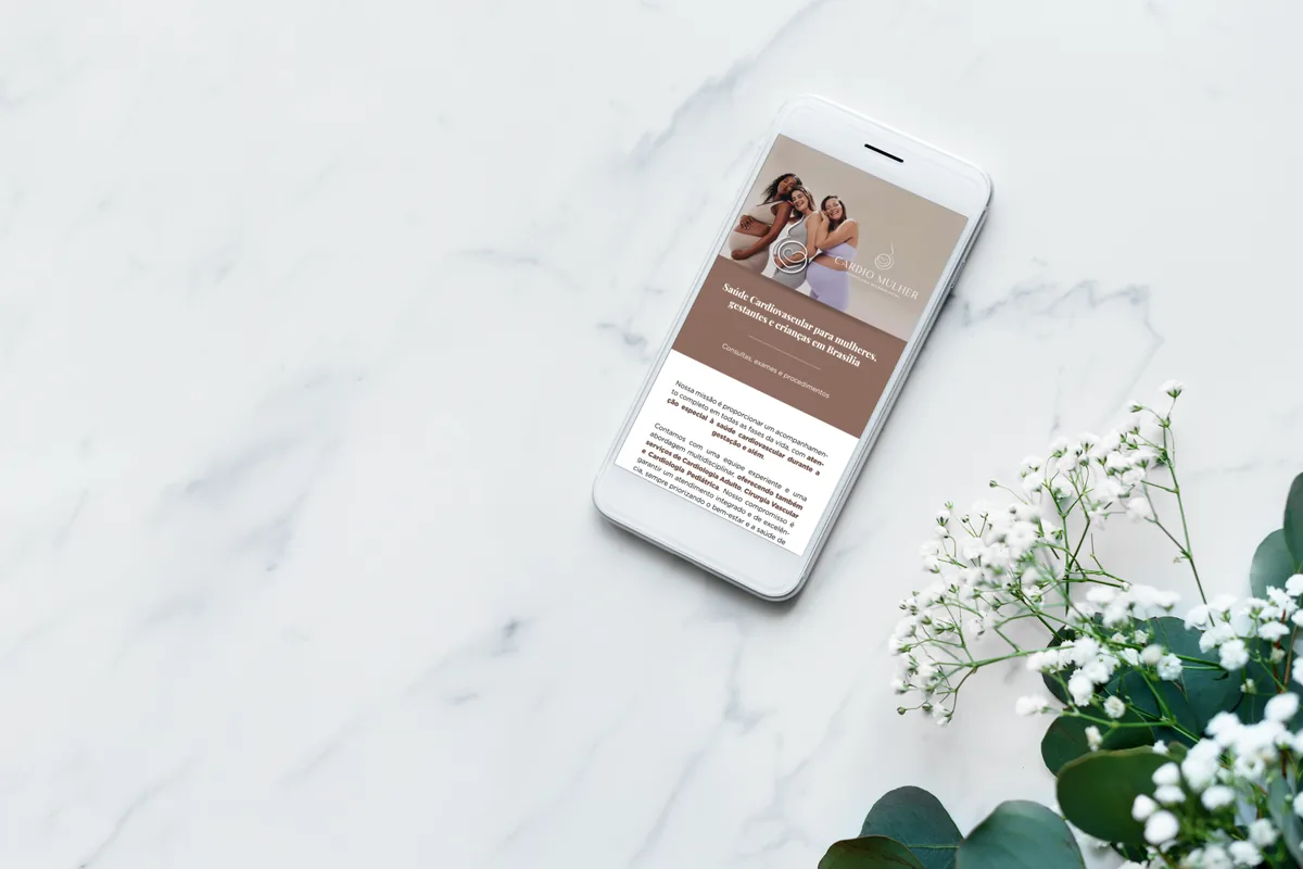 Mockup de celular com o portfólio digital da Cardio Mulher, saúde cardiovascular de mulheres e gestantes em Brasília