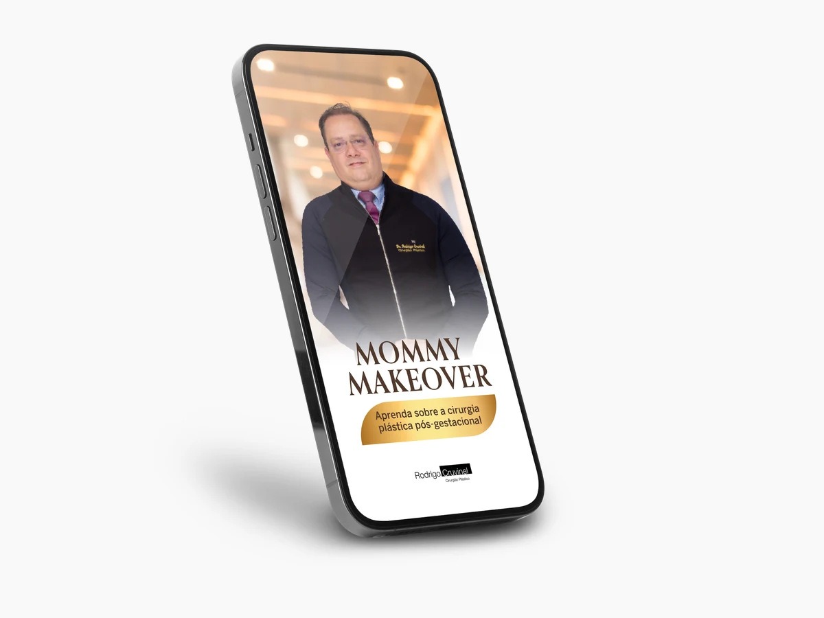 Mockup de celular com a capa do e-book do Dr. Rodrigo Cruvinel sobre Mommy Makeover, a cirurgia plástica pós-gestacional