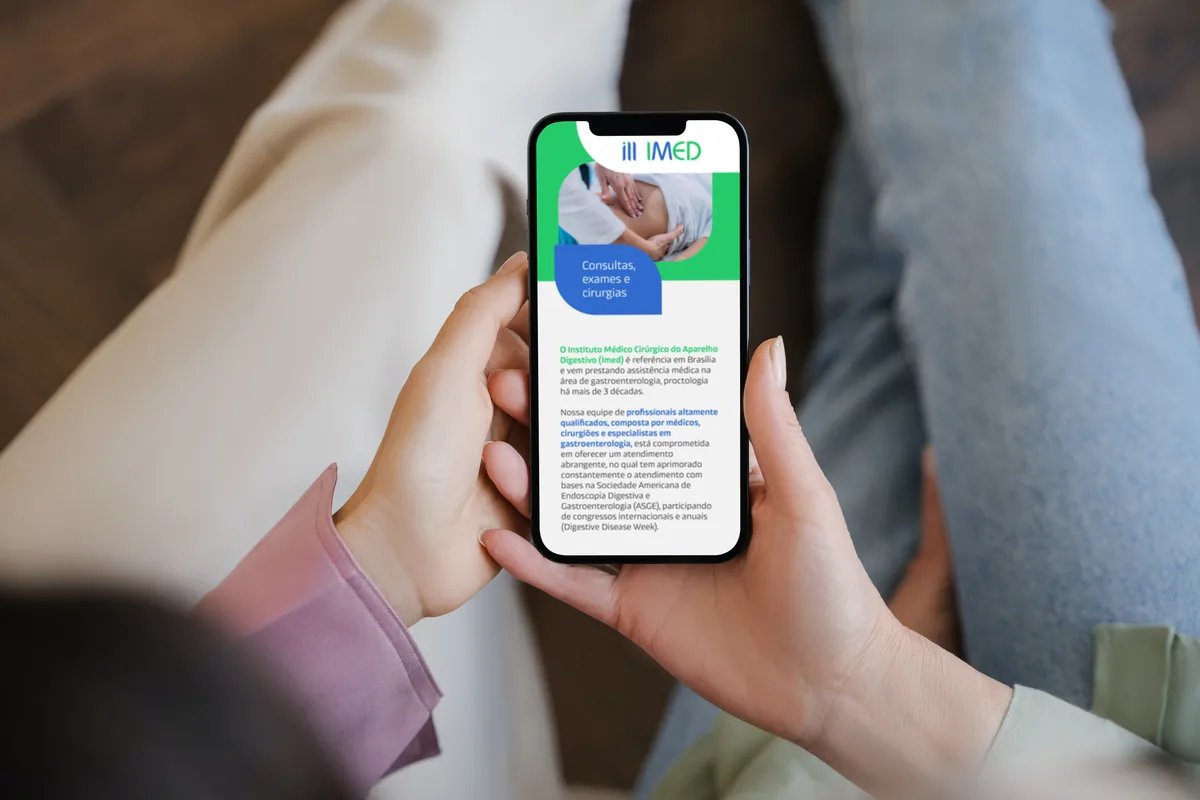 Mockup de celular com o portfólio digital do IMED, clínica de gastroenterologia e endoscopia em Brasília