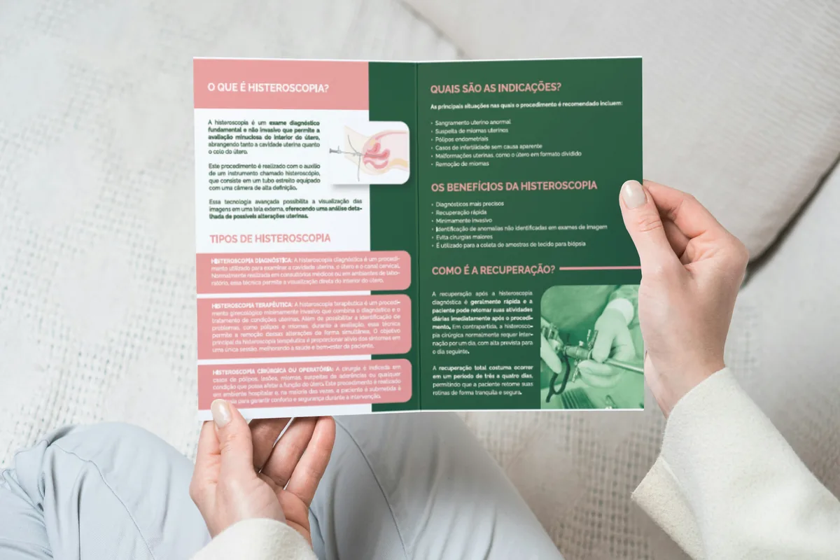 Mockup do folder sobre histeroscopia da Dra. Mirian Hoeschl, ginecologista em Brasília, miolo aberto nas mãos