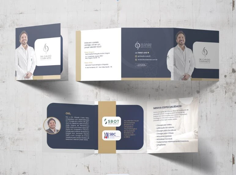 Folder trifold impresso do Dr. Cláudio Costa Neto, cirurgião ortopédico especialista em coluna, em Recife